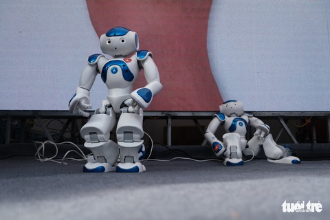 Robot thông minh, thầy đồ cùng dự Ngày hội tư vấn tuyển sinh 2020 - Ảnh 1. Robot thông minh, thầy đồ cùng dự Ngày hội tư vấn tuyển sinh 2020 - Ảnh 1.