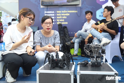 Robot thông minh, thầy đồ cùng dự Ngày hội tư vấn tuyển sinh 2020 - Ảnh 4. Robot thông minh, thầy đồ cùng dự Ngày hội tư vấn tuyển sinh 2020 - Ảnh 4.