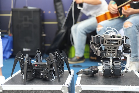 Robot thông minh, thầy đồ cùng dự Ngày hội tư vấn tuyển sinh 2020 - Ảnh 3. Robot thông minh, thầy đồ cùng dự Ngày hội tư vấn tuyển sinh 2020 - Ảnh 3.