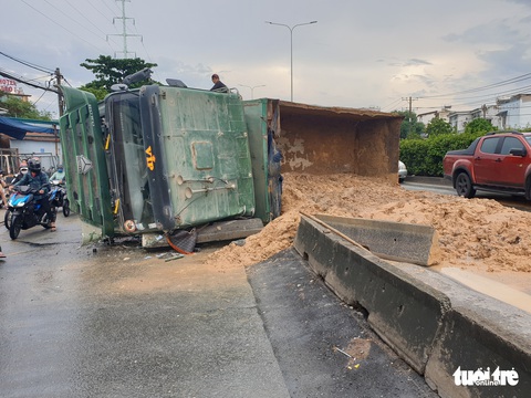 Xe ben lật đổ cát xuống đường, xe kẹt dài đằng đẵng hướng cầu vượt Quang Trung - Ảnh 2. Xe ben lật đổ cát xuống đường, xe kẹt dài đằng đẵng hướng cầu vượt Quang Trung - Ảnh 2.