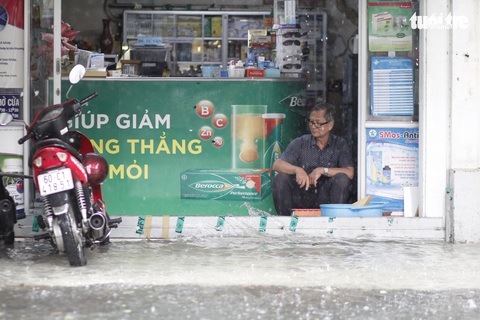 Mưa lớn chiều cuối tuần, nhiều tuyến đường TP.HCM lại mênh mông nước - Ảnh 3. Mưa lớn chiều cuối tuần, nhiều tuyến đường TP.HCM lại mênh mông nước - Ảnh 3.