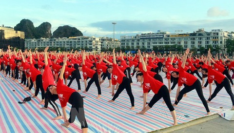 3.000 người đồng diễn Ngày quốc tế yoga lần thứ 6 - Ảnh 2. 3.000 người đồng diễn Ngày quốc tế yoga lần thứ 6 - Ảnh 2.
