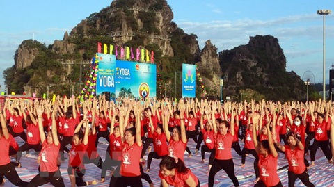 3.000 người đồng diễn Ngày quốc tế yoga lần thứ 6 - Ảnh 3. 3.000 người đồng diễn Ngày quốc tế yoga lần thứ 6 - Ảnh 3.