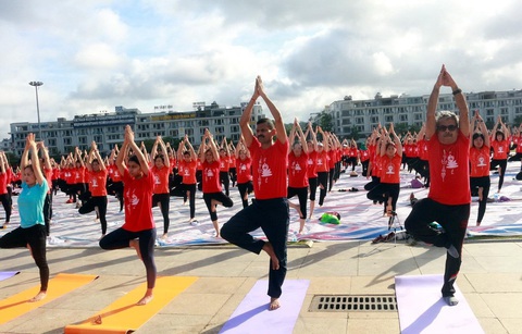 3.000 người đồng diễn Ngày quốc tế yoga lần thứ 6 - Ảnh 1. 3.000 người đồng diễn Ngày quốc tế yoga lần thứ 6 - Ảnh 1.