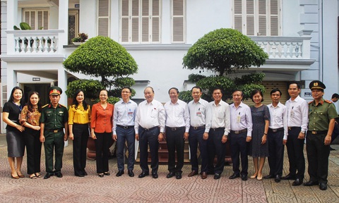 Thủ tướng Nguyễn Xuân Phúc: Chống dịch tốt mà đình đốn các mặt là chưa thành công - Ảnh 2. Thủ tướng Nguyễn Xuân Phúc: Chống dịch tốt mà đình đốn các mặt là chưa thành công - Ảnh 2.