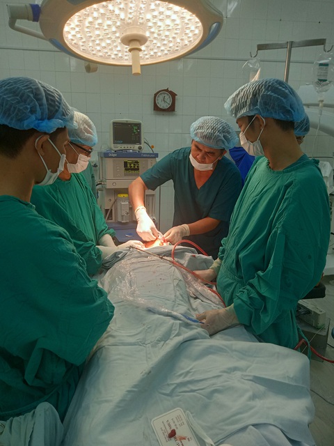 Cứu sống nam thanh niên bị tuốc-nơ-vít đâm thủng cổ - Ảnh 1. Cứu sống nam thanh niên bị tuốc-nơ-vít đâm thủng cổ - Ảnh 1.