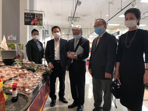 Vải thiều Lục Ngạn lên kệ siêu thị Nhật Bản với giá 500.000 đồng/kg - Ảnh 1. Vải thiều Lục Ngạn lên kệ siêu thị Nhật Bản với giá 500.000 đồng/kg - Ảnh 1.