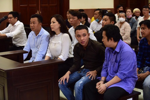 Vụ chém bác sĩ Chiêm Quốc Thái: Tòa tiếp tục đề nghị làm rõ vai trò của bà Trần Hoa Sen - Ảnh 2. Vụ chém bác sĩ Chiêm Quốc Thái: Tòa tiếp tục đề nghị làm rõ vai trò của bà Trần Hoa Sen - Ảnh 2.