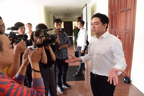 Vụ chém bác sĩ Chiêm Quốc Thái: Tòa tiếp tục đề nghị làm rõ vai trò của bà Trần Hoa Sen - Ảnh 3. Vụ chém bác sĩ Chiêm Quốc Thái: Tòa tiếp tục đề nghị làm rõ vai trò của bà Trần Hoa Sen - Ảnh 3.