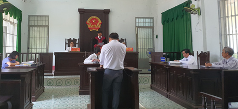 4 năm định giá kính xe hơi, 7 lần trả hồ sơ: Phạt 6 tháng tù, hưởng án treo - Ảnh 1. 4 năm định giá kính xe hơi, 7 lần trả hồ sơ: Phạt 6 tháng tù, hưởng án treo - Ảnh 1.