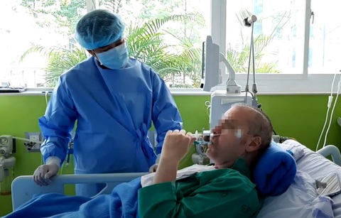 Bệnh nhân phi công người Anh đủ sức khỏe để về nước - Ảnh 1. Bệnh nhân phi công người Anh đủ sức khỏe để về nước - Ảnh 1.