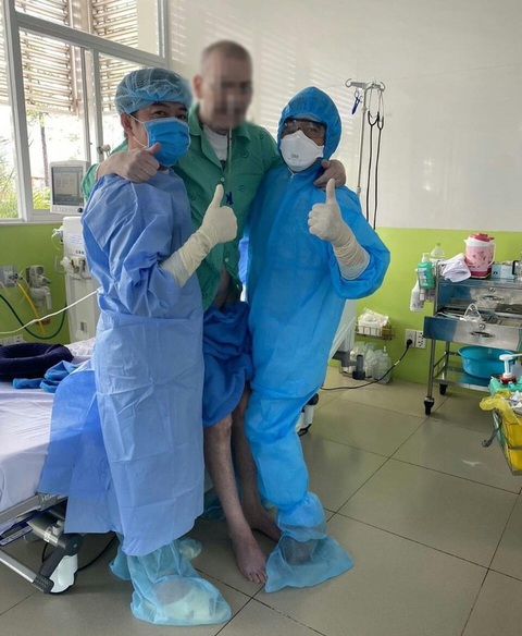 Bệnh nhân phi công người Anh tự thở bình thường, nóng lòng được về quê nhà - Ảnh 1. Bệnh nhân phi công người Anh tự thở bình thường, nóng lòng được về quê nhà - Ảnh 1.