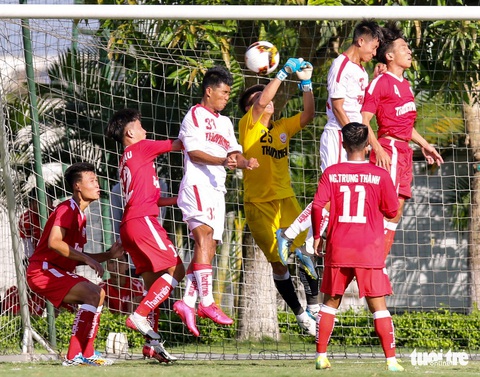 HLV Graechen hành động thú vị sau khi cầu thủ U19 HAGL ghi bàn quan trọng - Ảnh 3. HLV Graechen hành động thú vị sau khi cầu thủ U19 HAGL ghi bàn quan trọng - Ảnh 3.