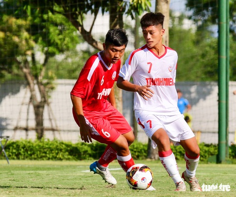 HLV Graechen hành động thú vị sau khi cầu thủ U19 HAGL ghi bàn quan trọng - Ảnh 1. HLV Graechen hành động thú vị sau khi cầu thủ U19 HAGL ghi bàn quan trọng - Ảnh 1.