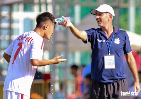 HLV Graechen hành động thú vị sau khi cầu thủ U19 HAGL ghi bàn quan trọng - Ảnh 2. HLV Graechen hành động thú vị sau khi cầu thủ U19 HAGL ghi bàn quan trọng - Ảnh 2.