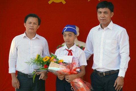 Học sinh lớp 6 dọn rác chắn cống được tuyên dương - Ảnh 1. Học sinh lớp 6 dọn rác chắn cống được tuyên dương - Ảnh 1.