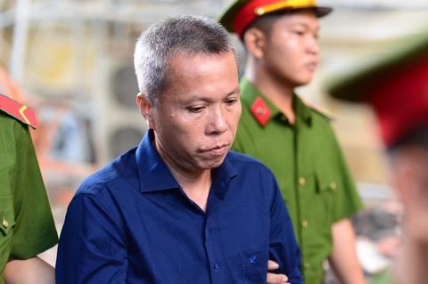 Nguyên tổng giám đốc Ngân hàng Đông Á tiếp tục hầu tòa sáng nay - Ảnh 2. Nguyên tổng giám đốc Ngân hàng Đông Á tiếp tục hầu tòa sáng nay - Ảnh 2.