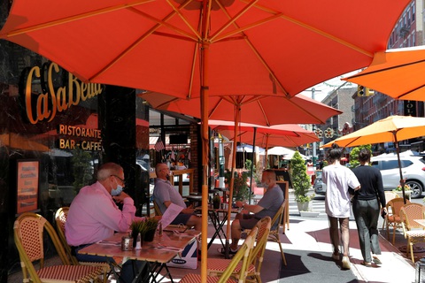 Thế giới hơn 9 triệu ca COVID-19, thành phố tâm dịch New York hoạt động lại - Ảnh 1. Thế giới hơn 9 triệu ca COVID-19, thành phố tâm dịch New York hoạt động lại - Ảnh 1.