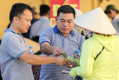Sân Vinh bán vé trận SLNA gặp CLB TP.HCM theo kiểu con nhà nghèo - Ảnh 4. Sân Vinh bán vé trận SLNA gặp CLB TP.HCM theo kiểu con nhà nghèo - Ảnh 4.