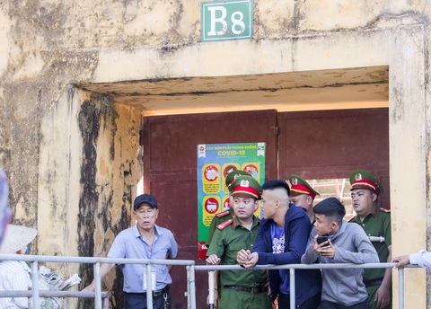 Sân Vinh bán vé trận SLNA gặp CLB TP.HCM theo kiểu con nhà nghèo - Ảnh 8. Sân Vinh bán vé trận SLNA gặp CLB TP.HCM theo kiểu con nhà nghèo - Ảnh 8.