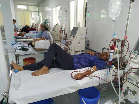 Hàng loạt y, bác sĩ xin nghỉ vì bị bệnh viện nợ lương, bệnh nhân mỏi mòn chờ - Ảnh 2. Hàng loạt y, bác sĩ xin nghỉ vì bị bệnh viện nợ lương, bệnh nhân mỏi mòn chờ - Ảnh 2.