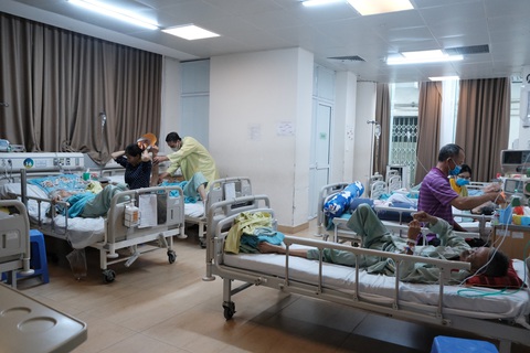 Người Hà Nội vật lộn với nắng nóng đỉnh điểm, nền nhiệt ngoài đường 50 độ C - Ảnh 8. Người Hà Nội vật lộn với nắng nóng đỉnh điểm, nền nhiệt ngoài đường 50 độ C - Ảnh 8.