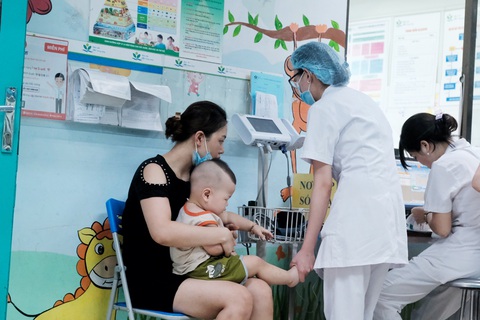 Người Hà Nội vật lộn với nắng nóng đỉnh điểm, nền nhiệt ngoài đường 50 độ C - Ảnh 9. Người Hà Nội vật lộn với nắng nóng đỉnh điểm, nền nhiệt ngoài đường 50 độ C - Ảnh 9.