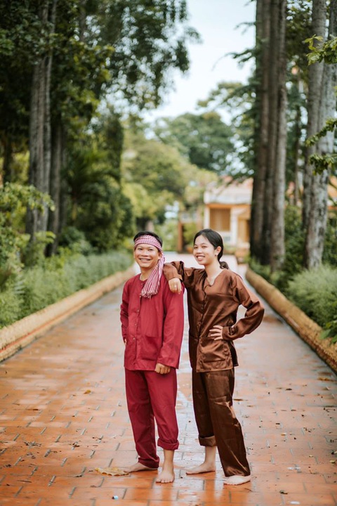 Tìm trang phục các dân tộc trên cả nước chụp bộ ảnh chia tay thời cấp III - Ảnh 9. Tìm trang phục các dân tộc trên cả nước chụp bộ ảnh chia tay thời cấp III - Ảnh 9.
