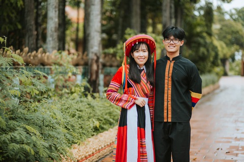 Tìm trang phục các dân tộc trên cả nước chụp bộ ảnh chia tay thời cấp III - Ảnh 4. Tìm trang phục các dân tộc trên cả nước chụp bộ ảnh chia tay thời cấp III - Ảnh 4.