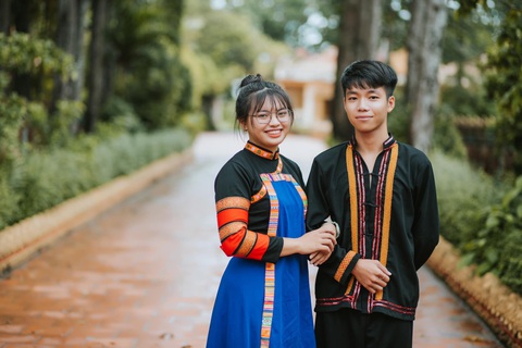 Tìm trang phục các dân tộc trên cả nước chụp bộ ảnh chia tay thời cấp III - Ảnh 5. Tìm trang phục các dân tộc trên cả nước chụp bộ ảnh chia tay thời cấp III - Ảnh 5.