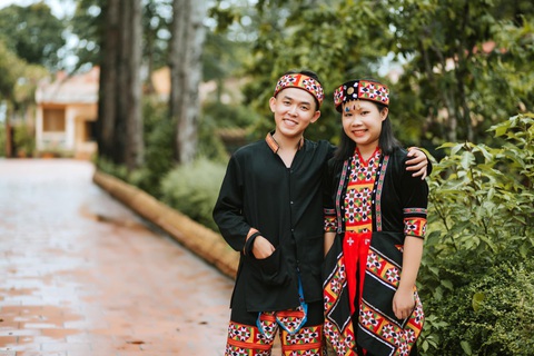 Tìm trang phục các dân tộc trên cả nước chụp bộ ảnh chia tay thời cấp III - Ảnh 6. Tìm trang phục các dân tộc trên cả nước chụp bộ ảnh chia tay thời cấp III - Ảnh 6.