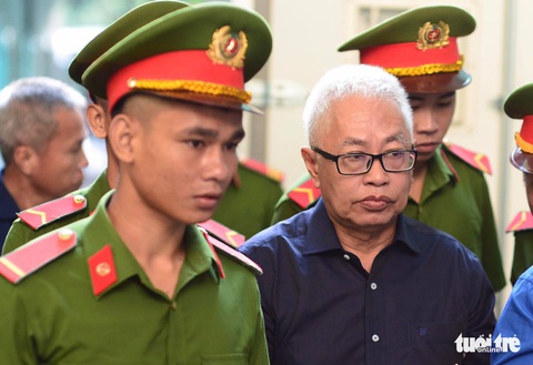 Nguyên tổng giám đốc Ngân hàng Đông Á tiếp tục hầu tòa sáng nay - Ảnh 1. Nguyên tổng giám đốc Ngân hàng Đông Á tiếp tục hầu tòa sáng nay - Ảnh 1.