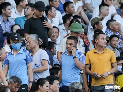 Công Phượng không ăn mừng khi ghi bàn, nhiều CĐV Nghệ An bỏ về sớm từ phút 60 - Ảnh 3. Công Phượng không ăn mừng khi ghi bàn, nhiều CĐV Nghệ An bỏ về sớm từ phút 60 - Ảnh 3.
