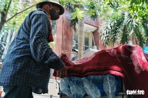 Người Hà Nội vật lộn với nắng nóng đỉnh điểm, nền nhiệt ngoài đường 50 độ C - Ảnh 3. Người Hà Nội vật lộn với nắng nóng đỉnh điểm, nền nhiệt ngoài đường 50 độ C - Ảnh 3.