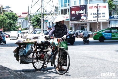 Người Hà Nội vật lộn với nắng nóng đỉnh điểm, nền nhiệt ngoài đường 50 độ C - Ảnh 7. Người Hà Nội vật lộn với nắng nóng đỉnh điểm, nền nhiệt ngoài đường 50 độ C - Ảnh 7.