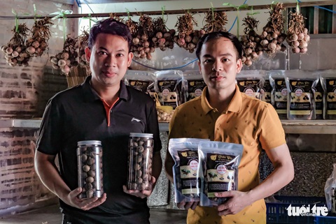 Rủ nhau làm lò ủ tỏi đen, thơm lừng cả một vùng - Ảnh 1. Rủ nhau làm lò ủ tỏi đen, thơm lừng cả một vùng - Ảnh 1.