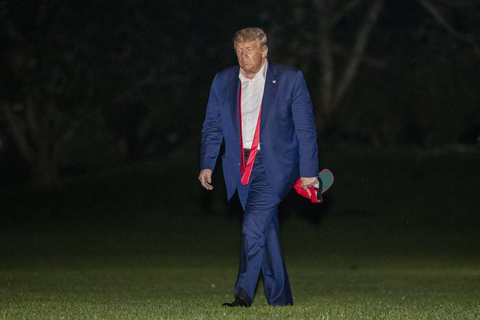 Tranh cãi về lý do buổi vận động của ông Trump ít người - Ảnh 1. Tranh cãi về lý do buổi vận động của ông Trump ít người - Ảnh 1.