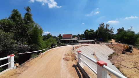 Chuyện lạ ở Bình Định: Cầu xây 10 tỉ mà dân lại sợ không dám đi - Ảnh 3. Chuyện lạ ở Bình Định: Cầu xây 10 tỉ mà dân lại sợ không dám đi - Ảnh 3.