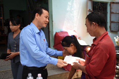 Phó trưởng Ban Nội chính trung ương thăm gia đình bé gái 13 tuổi bị sát hại - Ảnh 1. Phó trưởng Ban Nội chính trung ương thăm gia đình bé gái 13 tuổi bị sát hại - Ảnh 1.
