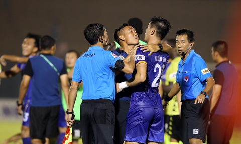 Quang Hải và cầu thủ Hà Nội phản ứng căng thẳng khi đồng đội bị khiêng cáng ném xuống sân - Ảnh 8. Quang Hải và cầu thủ Hà Nội phản ứng căng thẳng khi đồng đội bị khiêng cáng ném xuống sân - Ảnh 8.