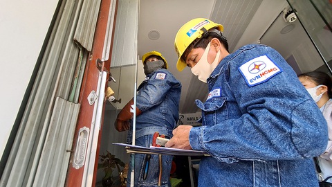 EVN nói ghi chỉ số điện sai dẫn đến tăng sốc là sai sót cá nhân - Ảnh 4. EVN nói ghi chỉ số điện sai dẫn đến tăng sốc là sai sót cá nhân - Ảnh 4.