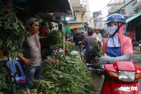 Trước Tết Đoan Ngọ, hàng hóa chậm lụt hơn năm ngoái - Ảnh 2. Trước Tết Đoan Ngọ, hàng hóa chậm lụt hơn năm ngoái - Ảnh 2.