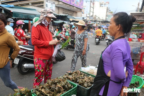 Trước Tết Đoan Ngọ, hàng hóa chậm lụt hơn năm ngoái - Ảnh 3. Trước Tết Đoan Ngọ, hàng hóa chậm lụt hơn năm ngoái - Ảnh 3.