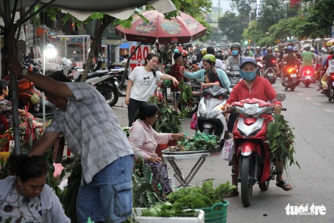 Trước Tết Đoan Ngọ, hàng hóa chậm lụt hơn năm ngoái - Ảnh 5. Trước Tết Đoan Ngọ, hàng hóa chậm lụt hơn năm ngoái - Ảnh 5.