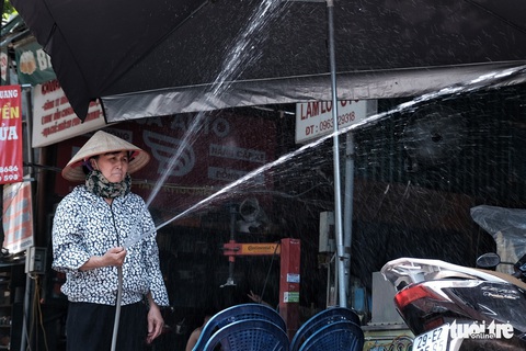 Hà Nội nóng gay gắt 40 độ C, TP.HCM cao nhất 35 độ nhưng tia UV nguy hại sức khỏe - Ảnh 1. Hà Nội nóng gay gắt 40 độ C, TP.HCM cao nhất 35 độ nhưng tia UV nguy hại sức khỏe - Ảnh 1.