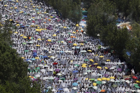 Vì COVID-19, hành hương về thánh địa Mecca từ 2,5 triệu người chỉ còn vài ngàn người - Ảnh 1. Vì COVID-19, hành hương về thánh địa Mecca từ 2,5 triệu người chỉ còn vài ngàn người - Ảnh 1.