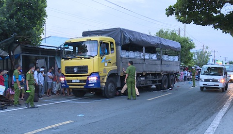 Lấn đường đụng thẳng vào đầu xe tải, 2 thanh niên chết tại chỗ - Ảnh 1. Lấn đường đụng thẳng vào đầu xe tải, 2 thanh niên chết tại chỗ - Ảnh 1.