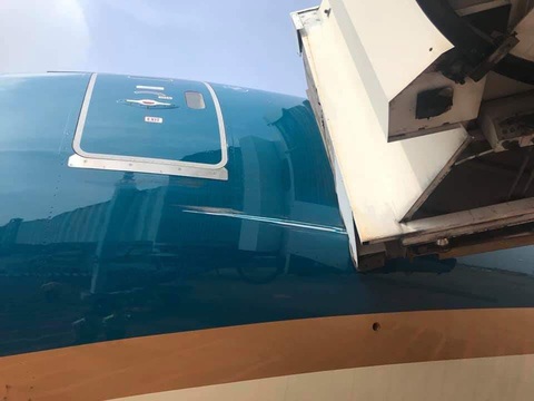 Máy bay Boeing 787-10 của Vietnam Airlines quẹt cầu ống dẫn khách - Ảnh 1. Máy bay Boeing 787-10 của Vietnam Airlines quẹt cầu ống dẫn khách - Ảnh 1.