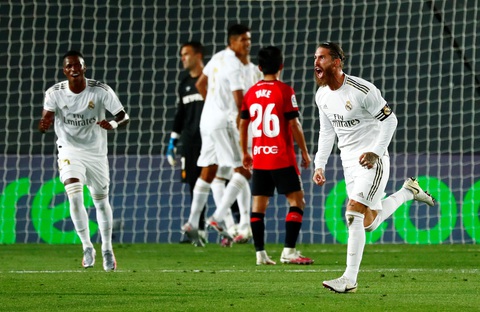 Ramos lập siêu phẩm đá phạt, Real Madrid trở lại đầu bảng - Ảnh 2. Ramos lập siêu phẩm đá phạt, Real Madrid trở lại đầu bảng - Ảnh 2.