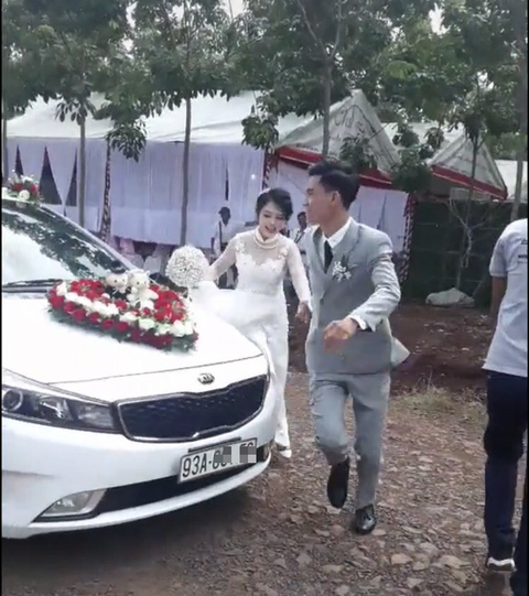 Vợ bầu theo lệ không qua cửa chính, chú rể bồng vợ chạy ào vô, mọi người òa xúc động - Ảnh 1. Vợ bầu theo lệ không qua cửa chính, chú rể bồng vợ chạy ào vô, mọi người òa xúc động - Ảnh 1.